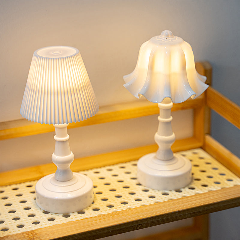 Creative Lily Flower Bedside Lamp for Cozy Room Ambience and Desk Decor